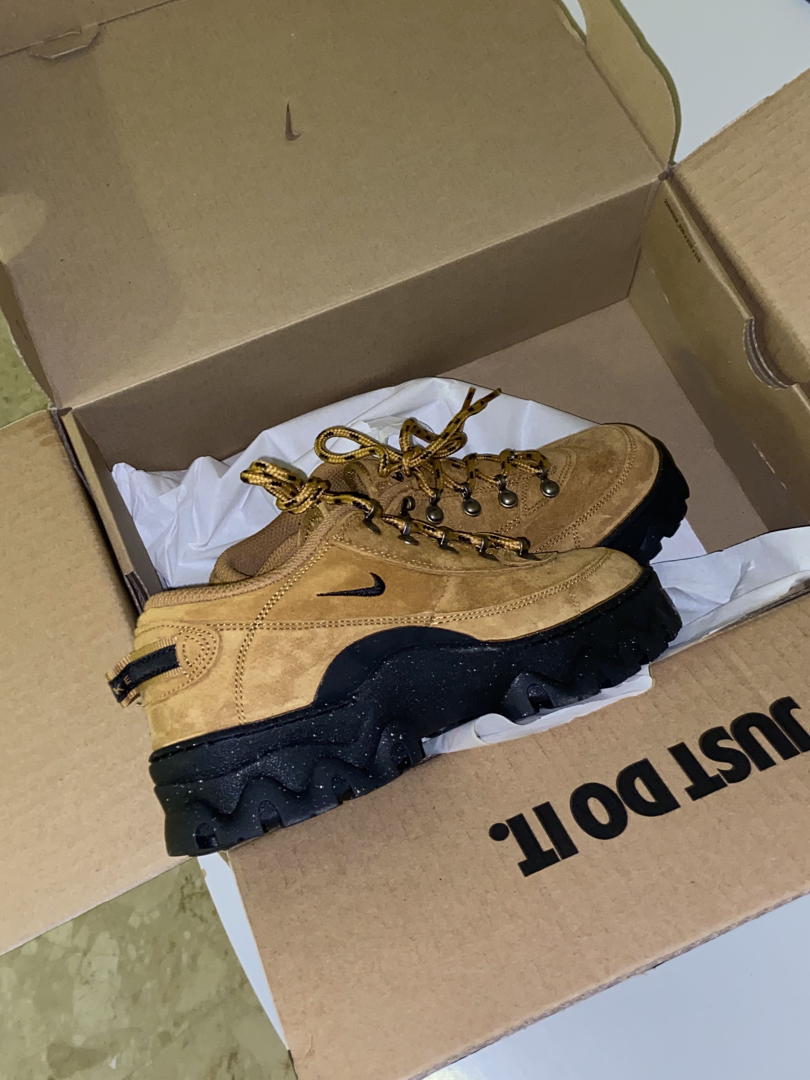 nike lahar low wheat