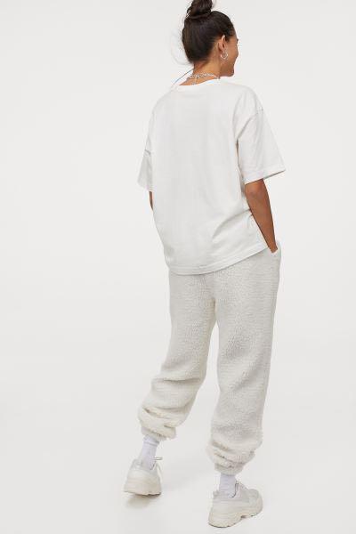 H&M Faux Shearling Joggers (Category: Other Bottoms) located in Quezon City. Submitted by jw.declutters (Listing ID 1062916134, Image 3). Description: •Size S (size chart is shown on the last pic) Joggers in soft faux shearling with a high waist. Covered elastic at waistband, side pockets, and slightly dropped gusset. Covered elastic at hems..
