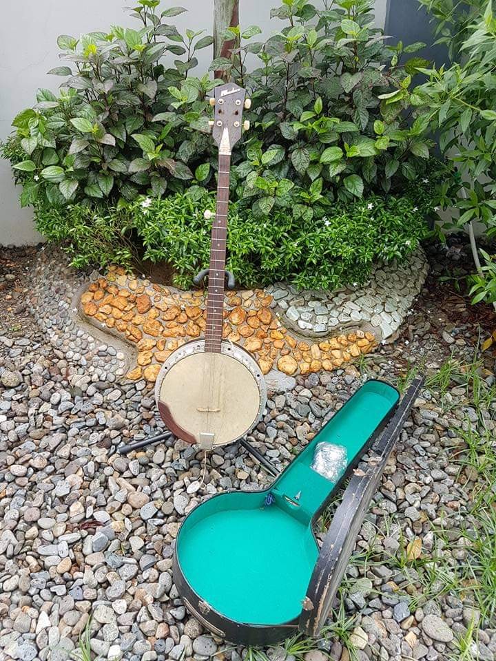 Pirles banjo shop