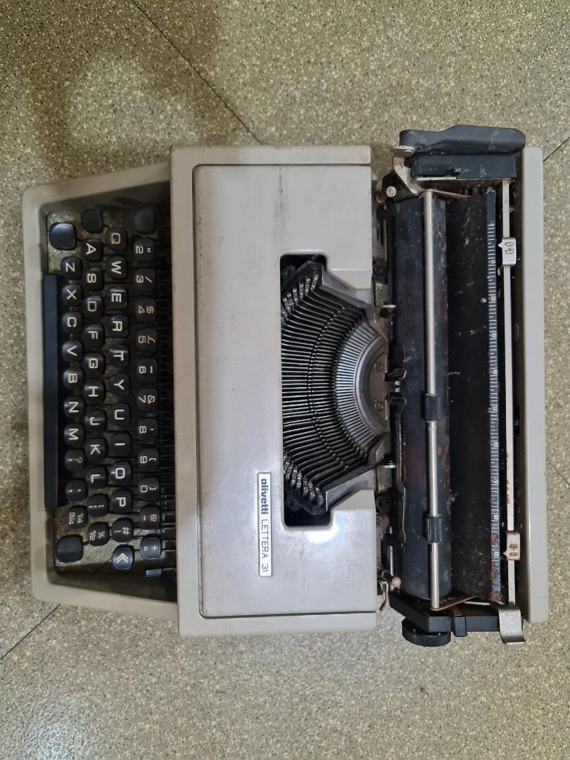 Olivetti Lettera 31 Portable Typewriter, Hobbies & Toys ...
