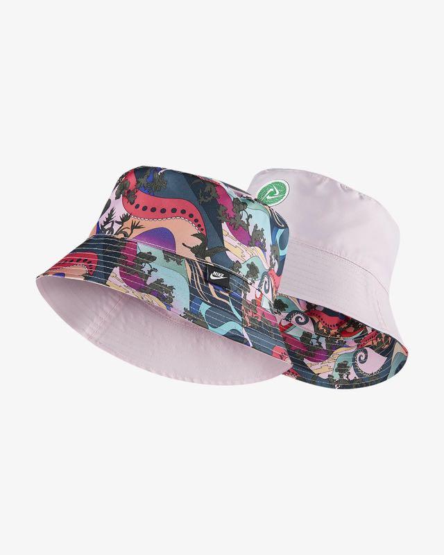 Nike women's sportswear icon clash reversible bucket hat clearance