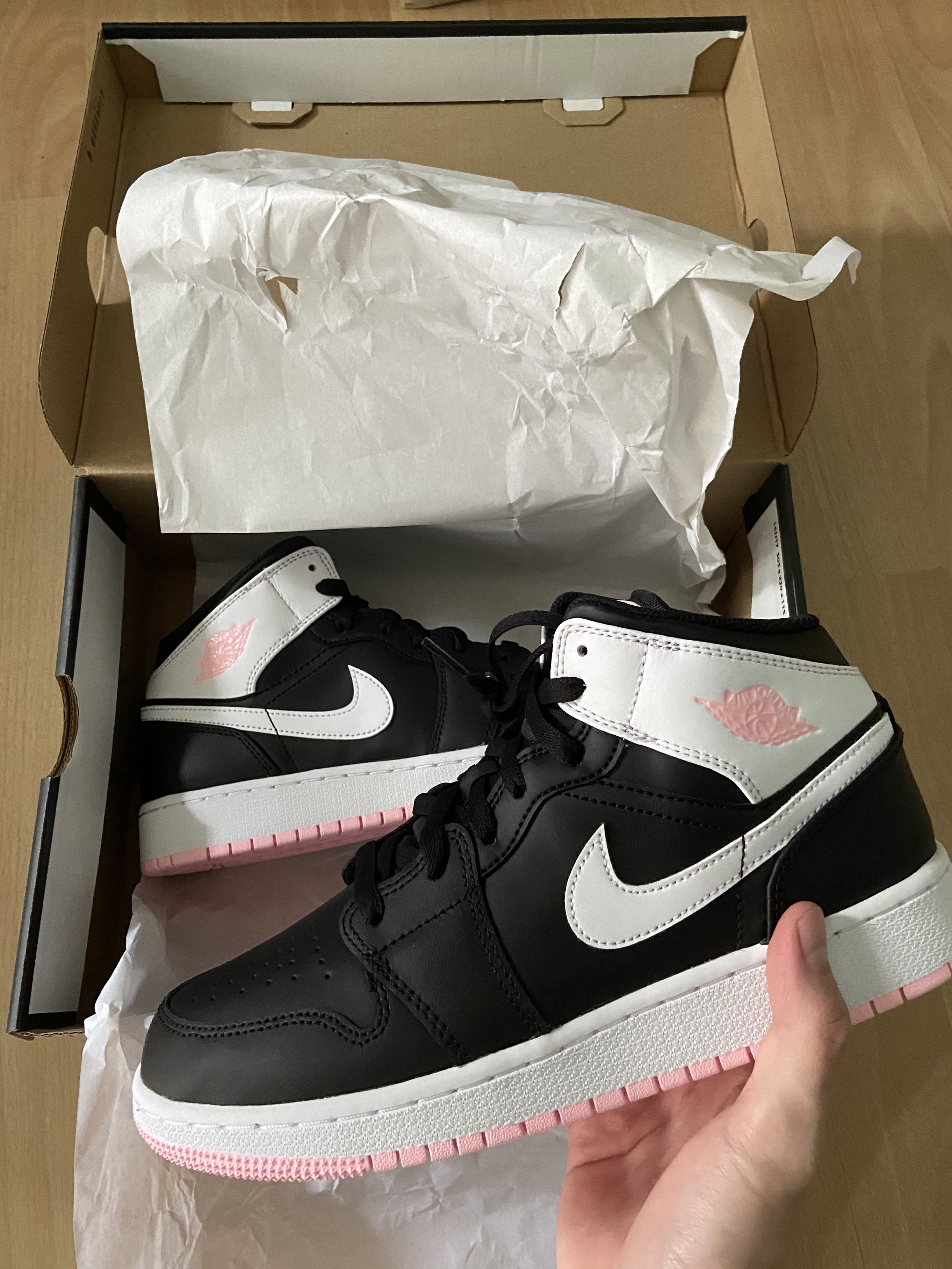 jordan 1 arctic punch mid