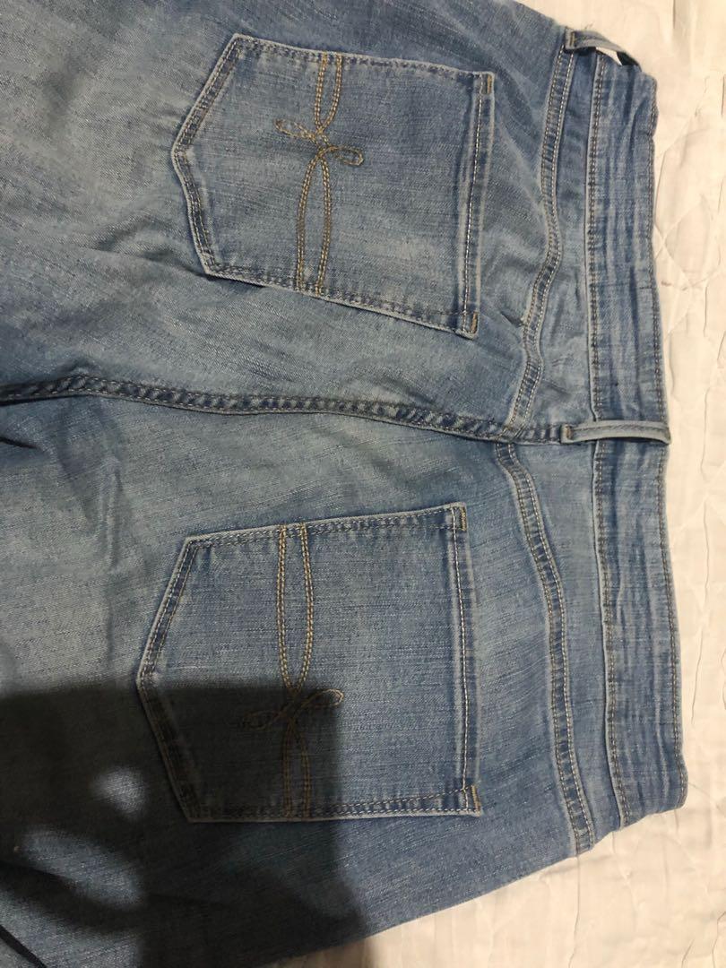 Maong Pants for Men (good for plus size men) (Category: Chinos) located in Paranaque City. Submitted by patseys (Listing ID 1063135583, Image 3). Description: Fake Brand po iyan ha :) Hindi ko alam kung ano talagang size nya pero ang waistline ko is 32in pero maluwag pa sya sa akin. Most likely, size 24-36 siya. Stretchable :) .