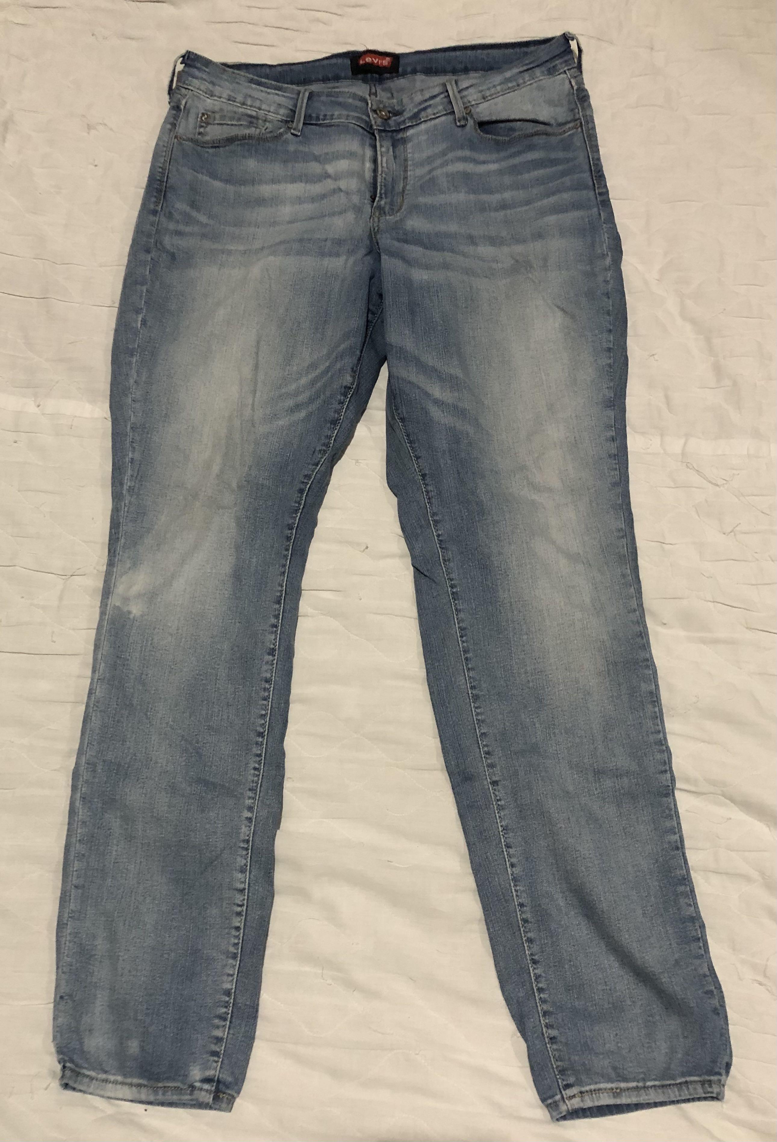 Maong Pants for Men (good for plus size men) (Category: Chinos) located in Paranaque City. Submitted by patseys (Listing ID 1063135583, Image 1). Description: Fake Brand po iyan ha :) Hindi ko alam kung ano talagang size nya pero ang waistline ko is 32in pero maluwag pa sya sa akin. Most likely, size 24-36 siya. Stretchable :) .