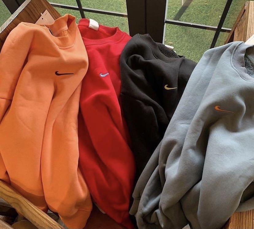 nike sweatshirt with tick in middle