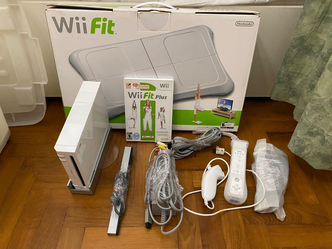 udsagnsord Woods føderation Nintendo Wii console with 2 controllers and wii fit, Video Gaming, Gaming  Accessories, Controllers on Carousell