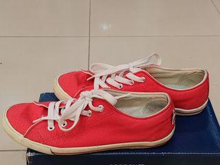 紅色平底帆布鞋
