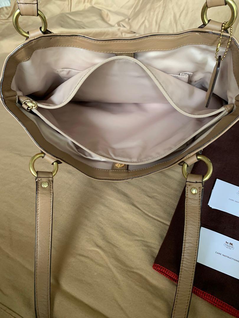 COACH Shoulder bag with papers (Category: Luxury Bags & Wallets) located in Marikina City. Submitted by allaboutbranded.ph (Listing ID 1063324398, Image 2). Description: Inclusions Dustbag,papers.