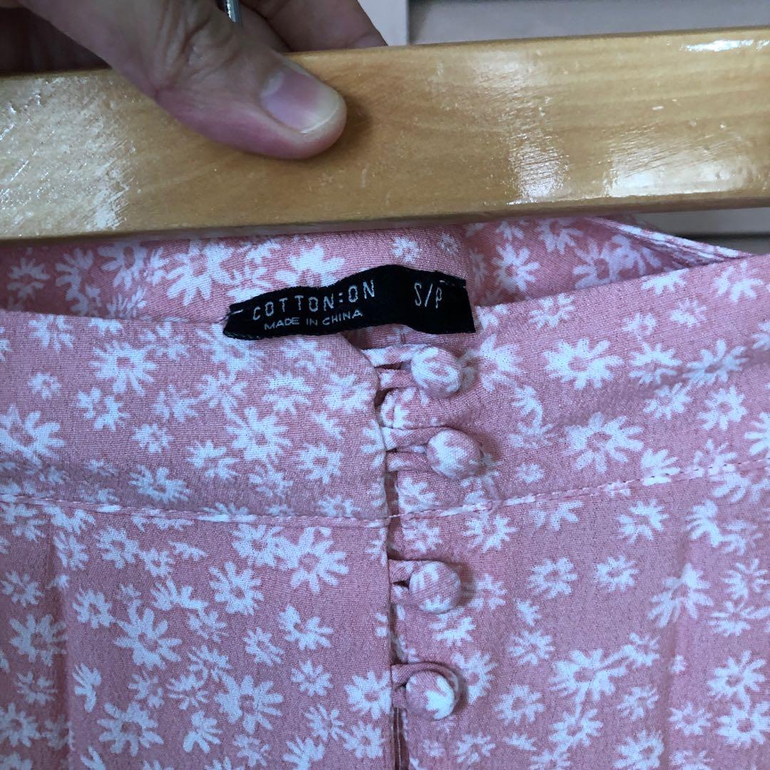 Cotton on floral skirt (Category: Skirts) located in Quezon City. Submitted by jamiiiest (Listing ID 1063311214, Image 3). Description: Used twice only :).