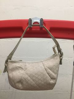 (Category: ) located in . Submitted by handbagbundlecollection (Listing ID 1063434888, Image 1). Description: .