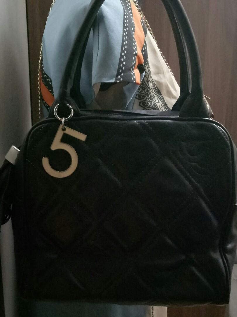 No. 5 black chanel handbag (Category: Tote Bags) located in Santa Rosa. Submitted by jmrams (Listing ID 1063471535, Image 1). Description: last price posted.