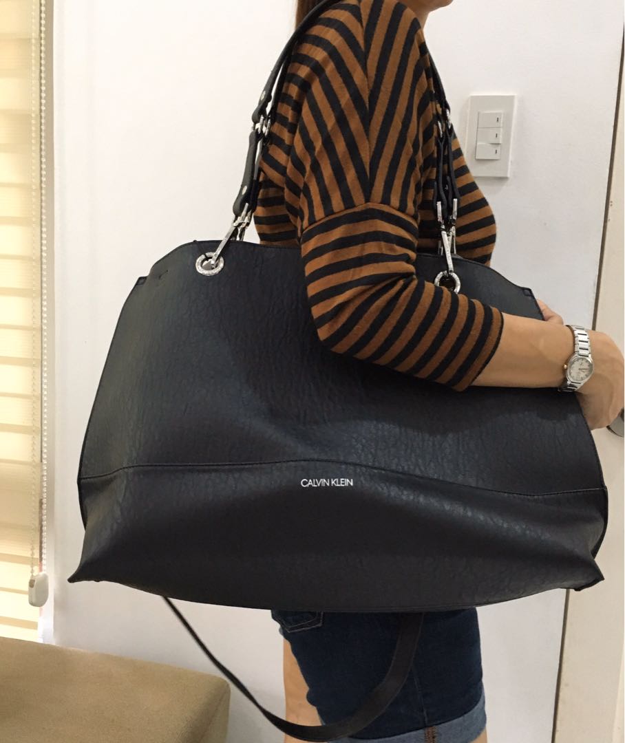 Calvin Klein Sonoma Reversible Tote Bag (Black/Silver), Women's Fashion,  Bags & Wallets, Tote Bags on Carousell