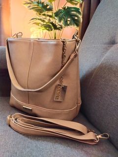 (Category: ) located in . Submitted by fawa.wardrobe (Listing ID 1063576494, Image 1). Description: .