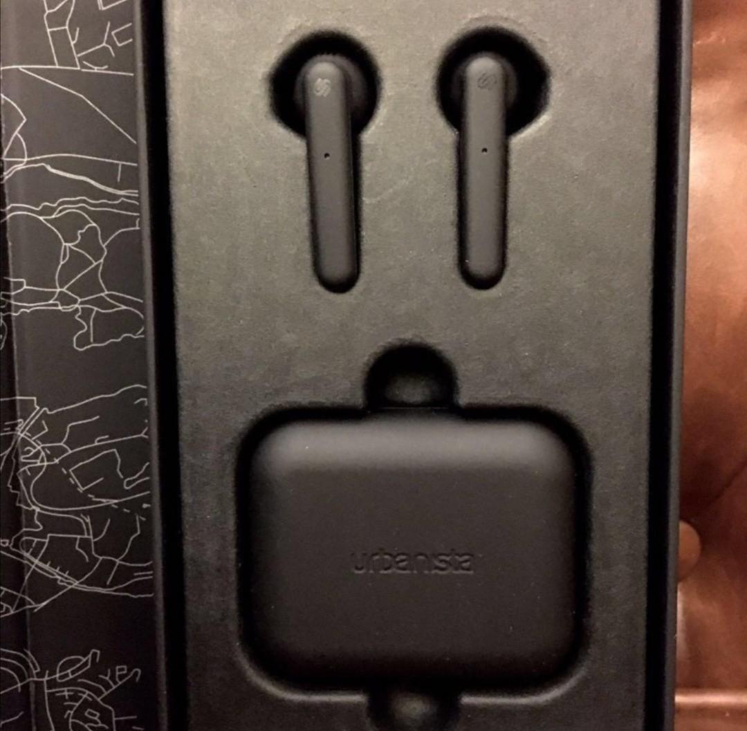 earbuds and earpods