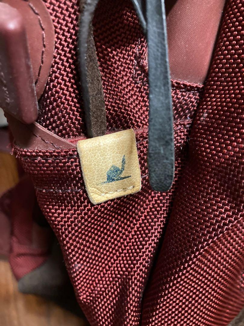 Viacom 20L backpack （分類：手袋及銀包）位於 Hong Kong。 由 felixcat5354 提交（商品編號 1063650557，圖片 2）。簡介： 留意內容！ Viacom 20L backpack 棗紅色猄皮底 比牛皮輕一些 拉鍊頭位用棗紅色熱縮膠包好 但歲月催人其中有一個拉鍊頭已爛 已搵師父更換另一個Visvim 的拉鍊頭 不過唔同左色 忍痛割愛...。
