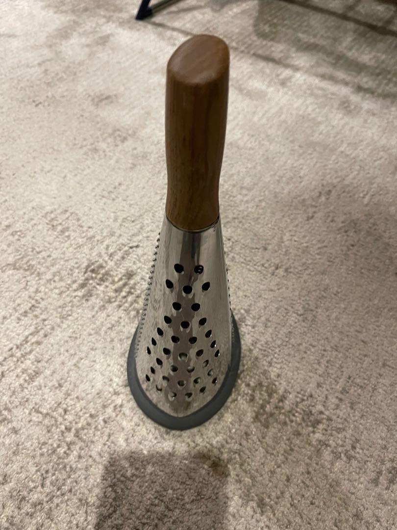 https://media.karousell.com/media/photos/products/2021/1/18/william_sonoma_cheese_grater_w_1610980893_ce37a61a_progressive.jpg