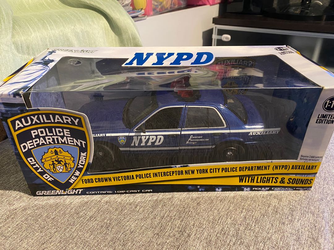 Greenlight 1:18 Ford Crown Victoria Police NYC 美國警車有閃燈有聲, 興趣及遊戲, 玩具 遊戲類-  Carousell