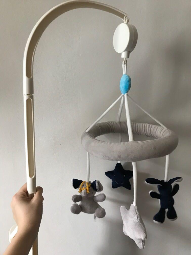 Hanging toys hotsell for baby cot