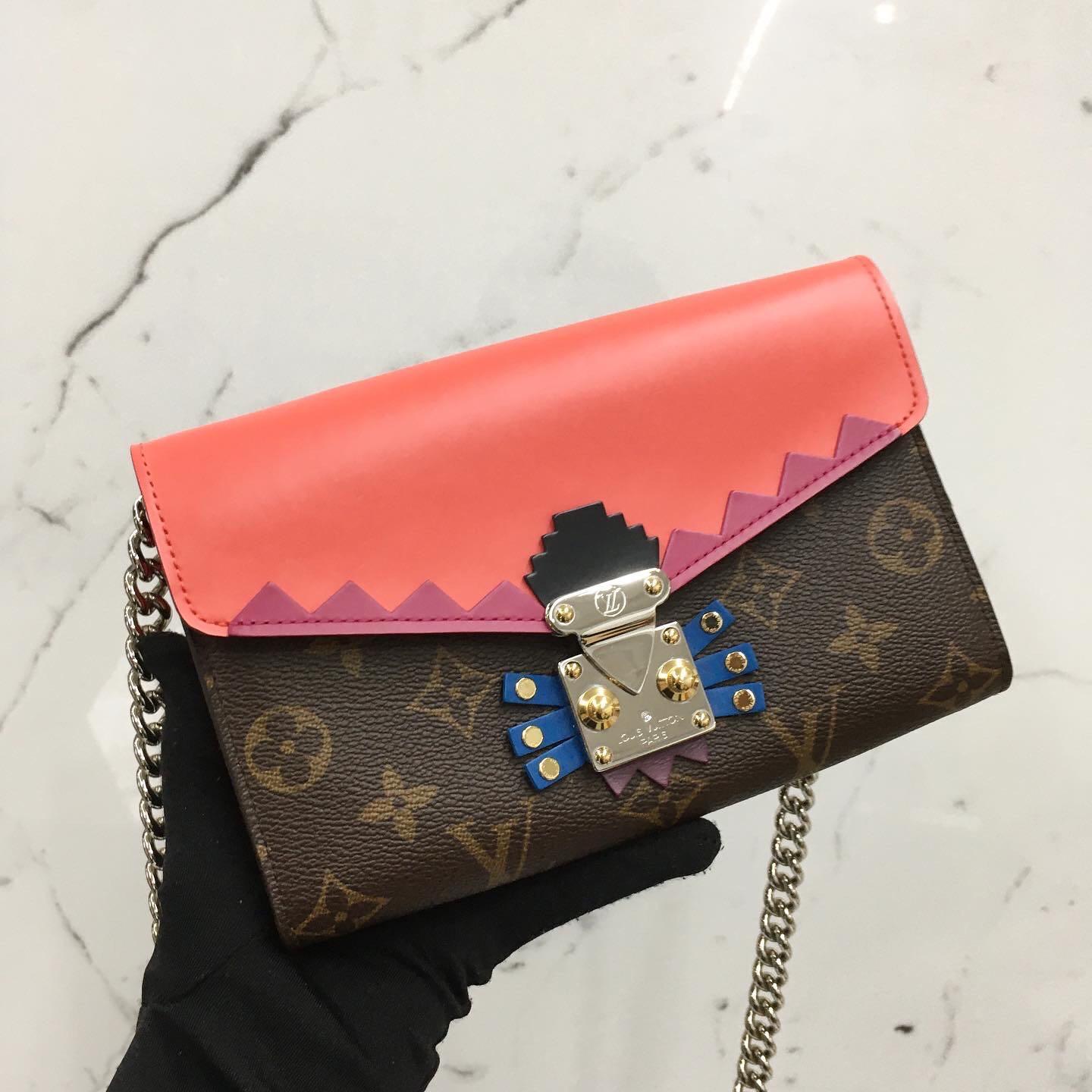 M61488 Louis Vuitton Fall Monogram Totem Chain Wallet