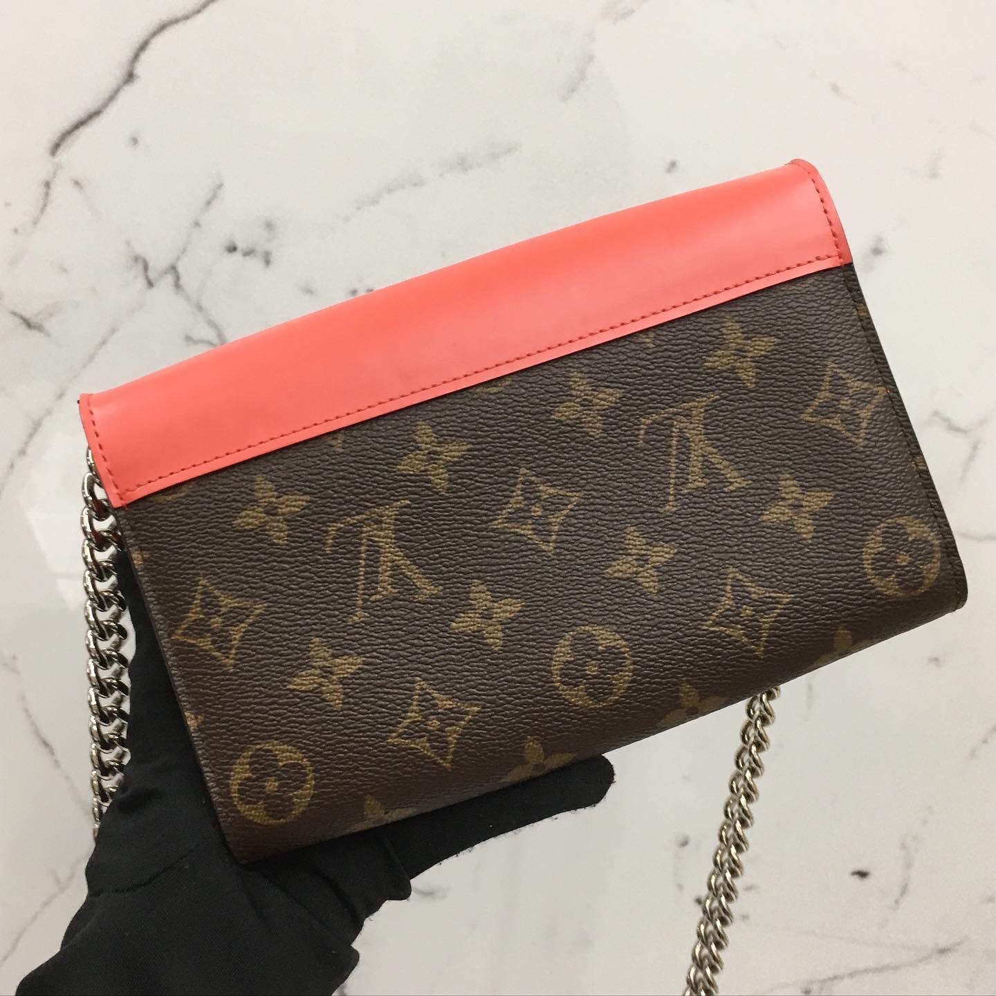 M61488 Louis Vuitton Fall Monogram Totem Chain Wallet