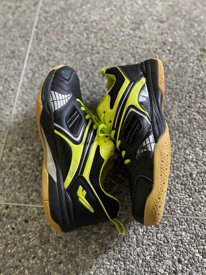 Athletic court clearance shoes