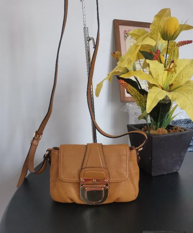 Michael Kors Charlton Leather Mini Sling / Crossbody Bag, Women's Fashion,  Bags & Wallets, Cross-body Bags on Carousell