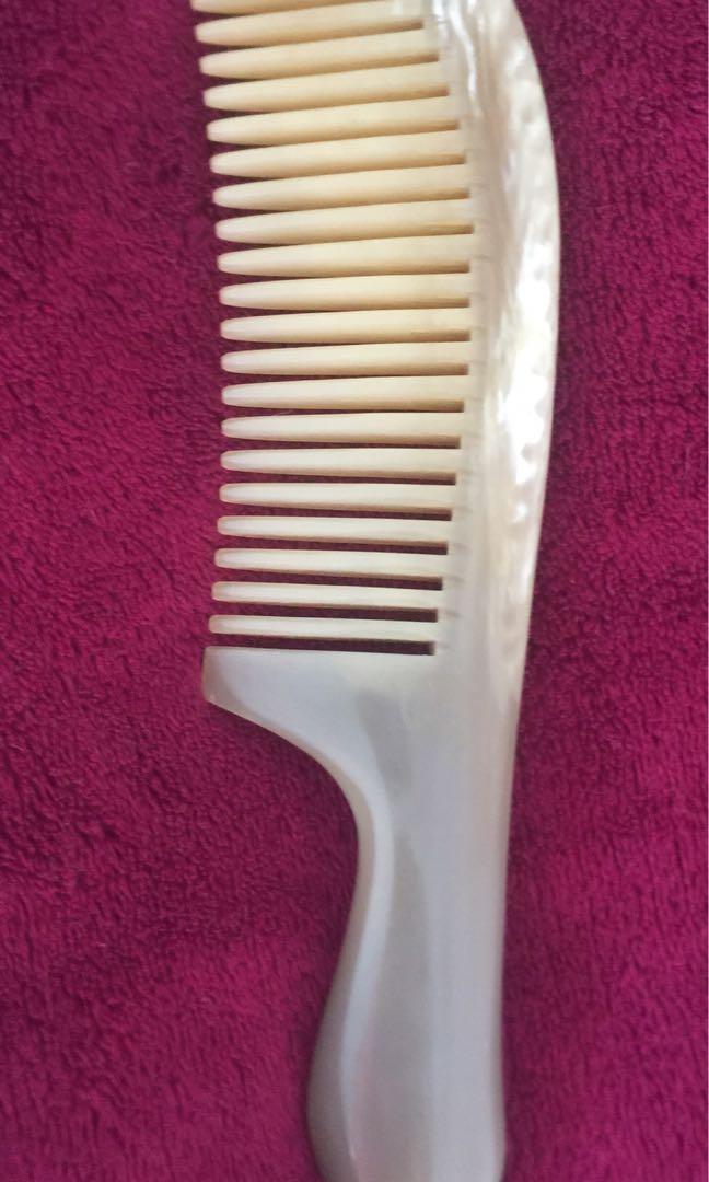 Ox horn big comb (Category: Vintage Collectibles) located in Manila. Submitted by zapote4323 (Listing ID 1063835541, Image 1). Description: thick and long 102.55 grams and 9 inches long comb. Still in very good condition and heathy to use ..