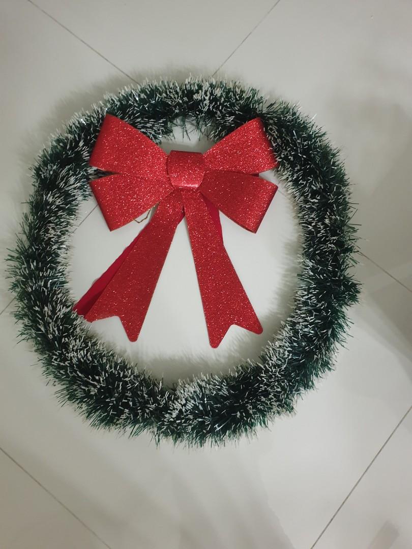 Daiso christmas wreath with red ribbon, Free Items on Carousell