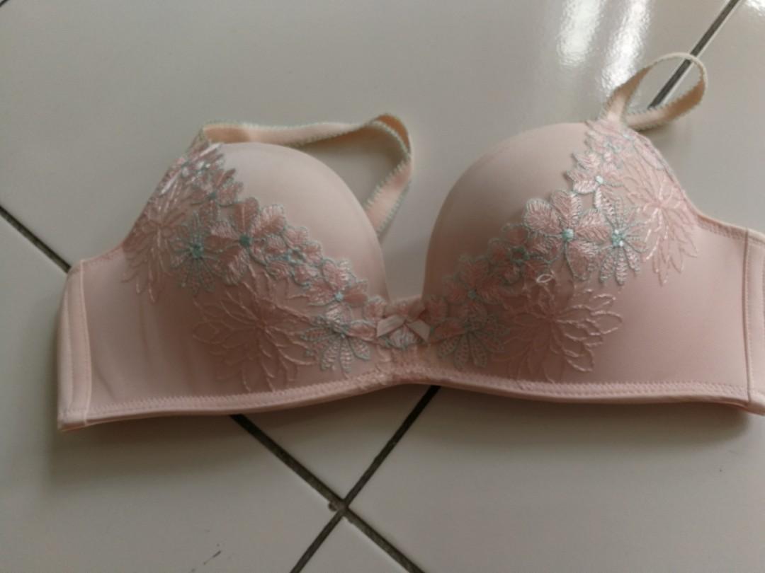 Triumph non wired push up bra (80A), Women's Fashion, New Undergarments &  Loungewear on Carousell
