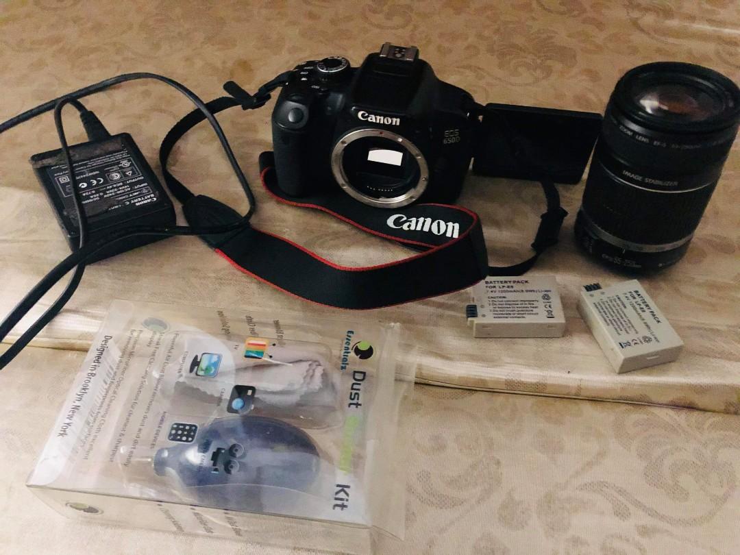 Camera (Category: Cameras) located in Singapore. Submitted by lis_tiana9 (Listing ID 1064191069, Image 3). Description: Canon 650D With lens 55-250mm With 3 battery And original charger And lens cleaner No box.