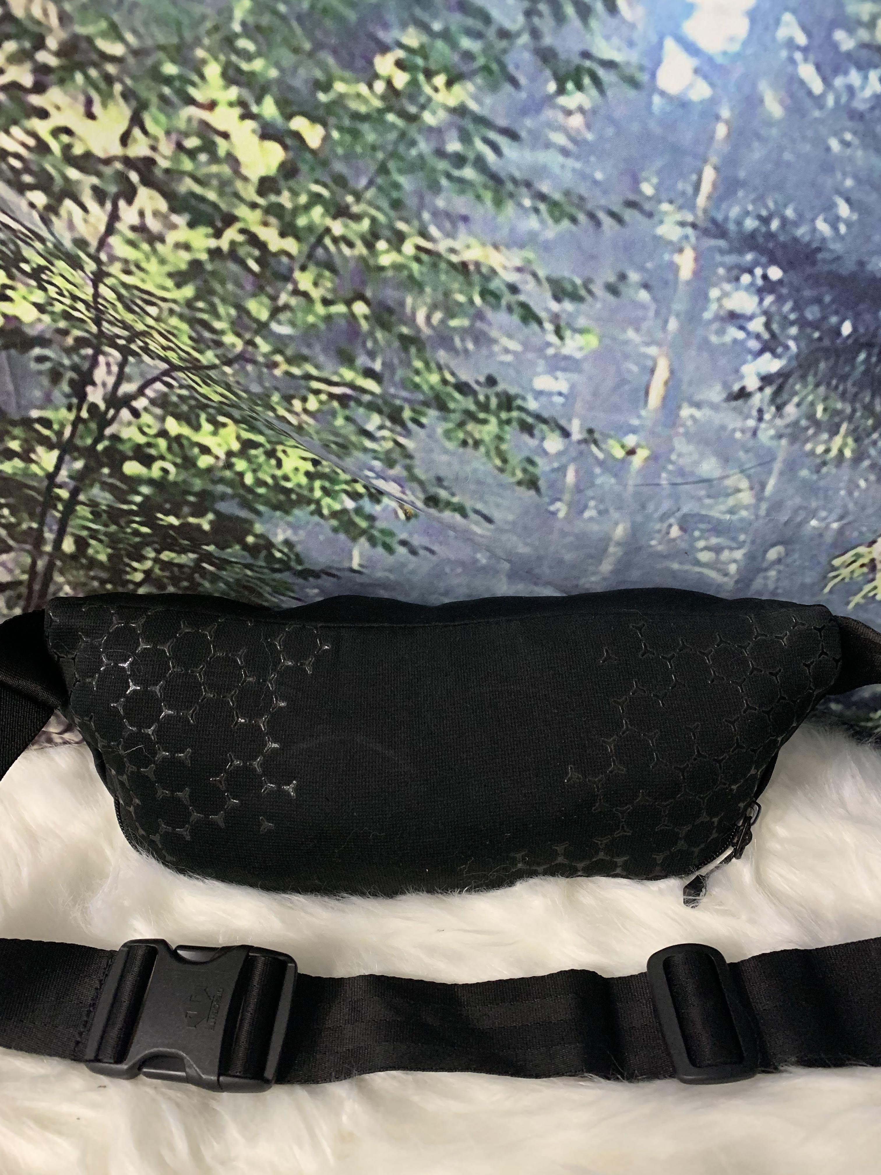 Descente Running Hip Pack, Men's Fashion, Bags, Sling Bags on Carousell