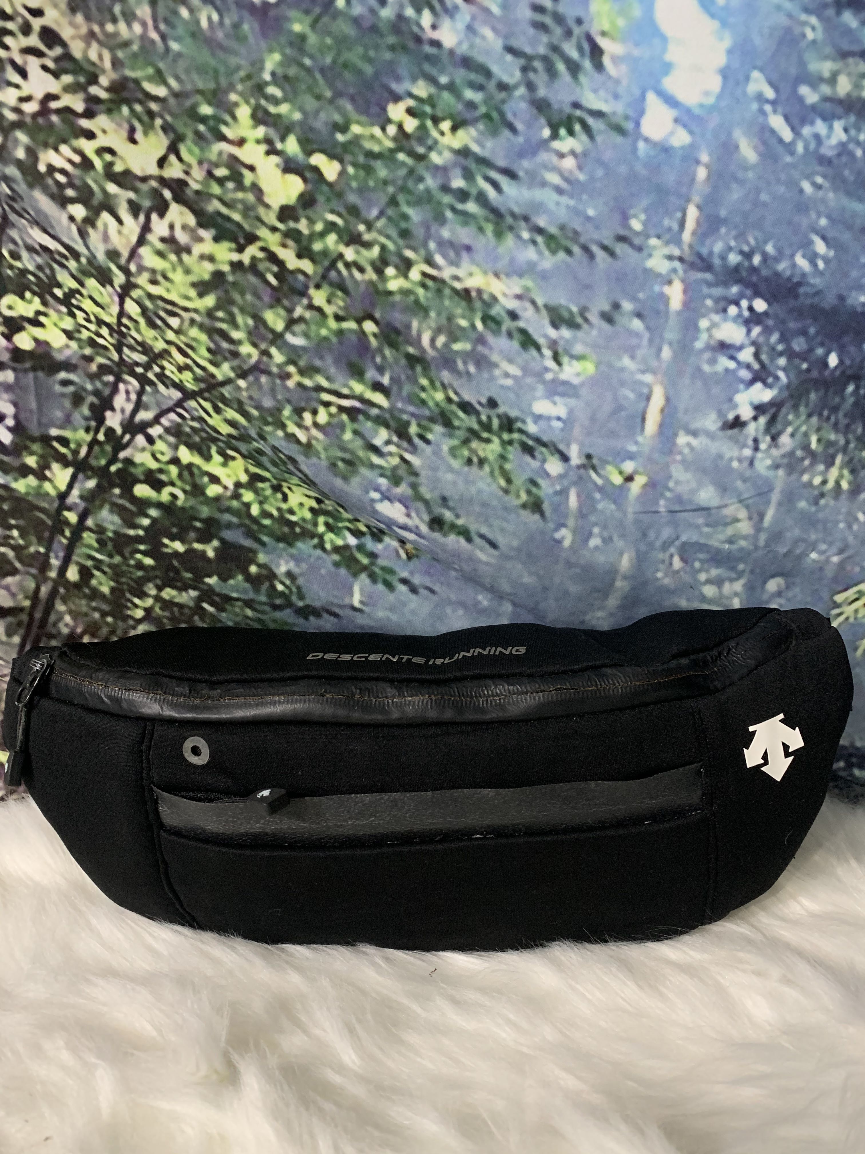 Descente Running Hip Pack, Men's Fashion, Bags, Sling Bags on Carousell