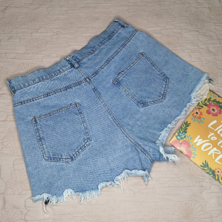 High Waist Denim Shorts (Category: Shorts) located in Quezon City. Submitted by babclections (Listing ID 1064040876, Image 2). Description: High Waist Denim Shorts Price: 100 Waistline: 27"-28" Code: H08 ⚠️ NO CANCELLATION ⚠️ NO BOGUS BUYER/NO JOY MINER ⚠️ NO RETURN/EXCHANGE 💌 Manage your expectations. All items are preloved and thrifted. 💌 Wash before use 💌 Color may vary due to lighting 💌 Allow 1-2cm measuring difference due to manual measu