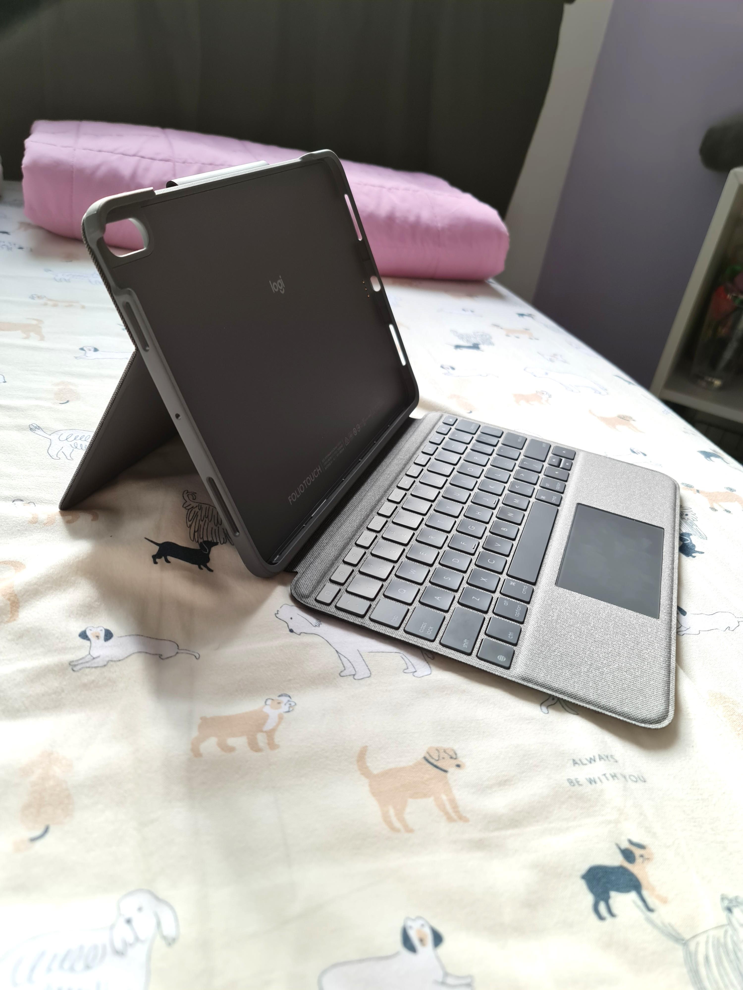 LOGITECH FOLIO TOUCH IPAD AIR 4 KEYBOARD CASE, Mobile Phones & Gadgets