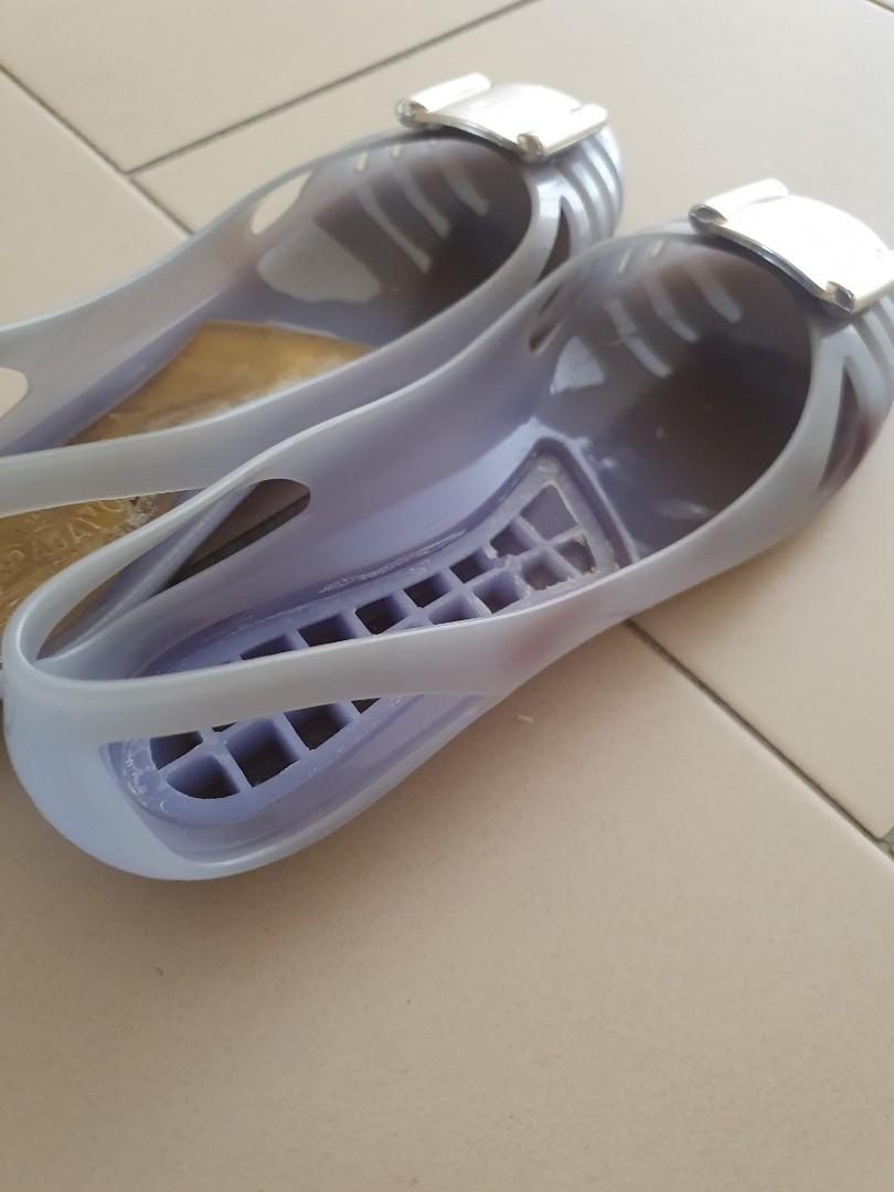 salvatore ferragamo bermuda jelly flats