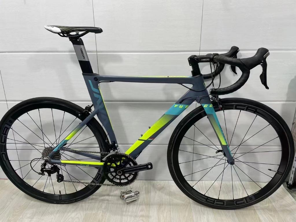 Java Fuoco 2 （分類：單車）位於 Hong Kong。 由 beaniebicycles 提交（商品編號 1064361837，圖片 2）。簡介： Java Fuoco 2 氣動型 Shimano 105套件22速 車架54碼 使用不多 破風車型 成色實物如圖 ----------------------------------------- 🚲本店提供全新及二手品牌單車出售，所有單車需要預訂，所以只接受先付款後發貨。大部份品牌、型號均有售，歡迎PM查詢！✉️ ⚠️⚠️⚠️抱歉！本店暫時不設面交，單車付款後直接送貨⚠️⚠️⚠️ 📣注意事項: 🚨所有單車出貨前會加固包裝，但不竟要速遞，途中或有點輕微踫撞而出現微細划痕、掉漆。本店會盡力配合售後服務，包括更換零件或安排到指定單車店維修，但不包括收貨後的人為損壞。 🚨由於全新單車一經使用會影響二次銷售，恕不接受退貨🙇🏻‍♂️。單車訂購後會直接安排運送 ，恕不接受退款或換車。 🚨二手單車出貨前會用實物照跟買家確認才送貨 