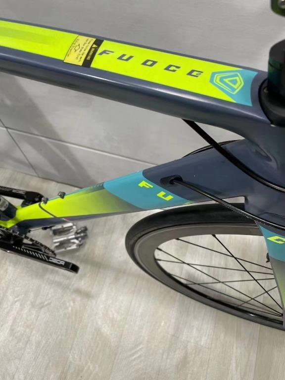 Java Fuoco 2 （分類：單車）位於 Hong Kong。 由 beaniebicycles 提交（商品編號 1064361837，圖片 3）。簡介： Java Fuoco 2 氣動型 Shimano 105套件22速 車架54碼 使用不多 破風車型 成色實物如圖 ----------------------------------------- 🚲本店提供全新及二手品牌單車出售，所有單車需要預訂，所以只接受先付款後發貨。大部份品牌、型號均有售，歡迎PM查詢！✉️ ⚠️⚠️⚠️抱歉！本店暫時不設面交，單車付款後直接送貨⚠️⚠️⚠️ 📣注意事項: 🚨所有單車出貨前會加固包裝，但不竟要速遞，途中或有點輕微踫撞而出現微細划痕、掉漆。本店會盡力配合售後服務，包括更換零件或安排到指定單車店維修，但不包括收貨後的人為損壞。 🚨由於全新單車一經使用會影響二次銷售，恕不接受退貨🙇🏻‍♂️。單車訂購後會直接安排運送 ，恕不接受退款或換車。 🚨二手單車出貨前會用實物照跟買家確認才送貨 