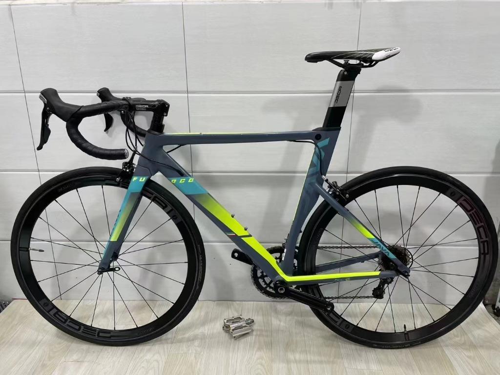 Java Fuoco 2 （分類：單車）位於 Hong Kong。 由 beaniebicycles 提交（商品編號 1064361837，圖片 1）。簡介： Java Fuoco 2 氣動型 Shimano 105套件22速 車架54碼 使用不多 破風車型 成色實物如圖 ----------------------------------------- 🚲本店提供全新及二手品牌單車出售，所有單車需要預訂，所以只接受先付款後發貨。大部份品牌、型號均有售，歡迎PM查詢！✉️ ⚠️⚠️⚠️抱歉！本店暫時不設面交，單車付款後直接送貨⚠️⚠️⚠️ 📣注意事項: 🚨所有單車出貨前會加固包裝，但不竟要速遞，途中或有點輕微踫撞而出現微細划痕、掉漆。本店會盡力配合售後服務，包括更換零件或安排到指定單車店維修，但不包括收貨後的人為損壞。 🚨由於全新單車一經使用會影響二次銷售，恕不接受退貨🙇🏻‍♂️。單車訂購後會直接安排運送 ，恕不接受退款或換車。 🚨二手單車出貨前會用實物照跟買家確認才送貨 