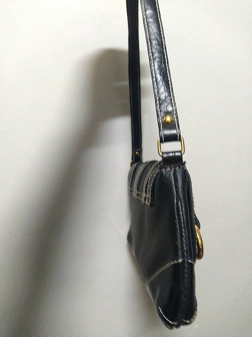 Roberta Di Camerino baguette (Category: Luxury Bags & Wallets) located in Quezon City. Submitted by declutteringempress (Listing ID 1064350739, Image 3). Description: euc no rips and stains #summer2021.