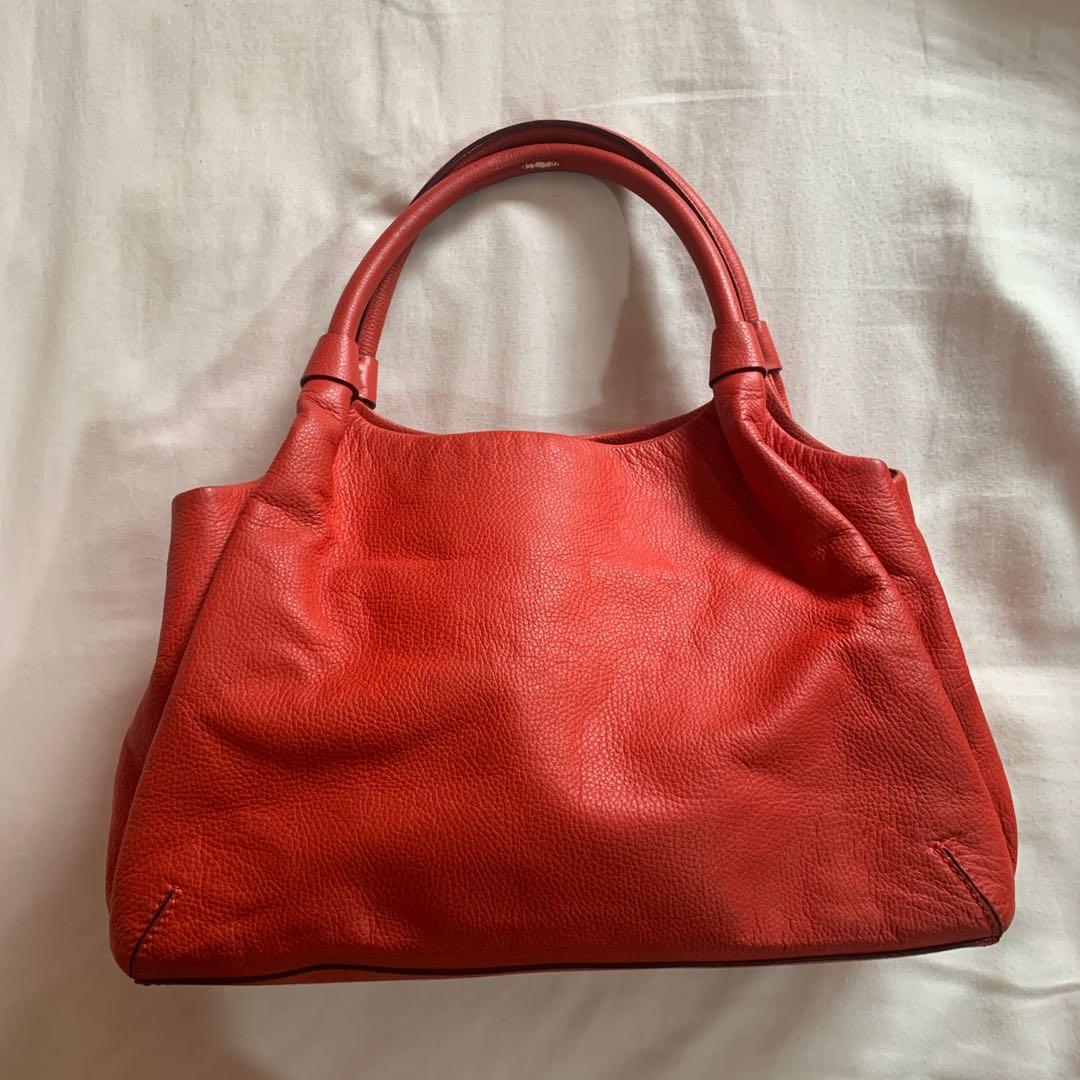 Kate Spade Stevie Grant - Coral (Category: Purses & Pouches) located in Quezon City. Submitted by mm788 (Listing ID 1064469564, Image 2). Description: Two interior compartments with a center zippered compartment. 15 inch width, 8.5 inch height.