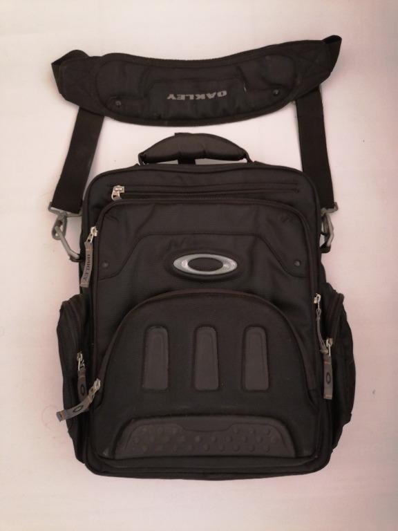 Oakley men's vertical 2.0 messenger sale bag