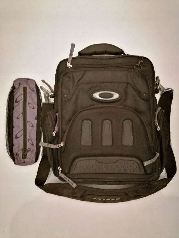Oakley vertical messenger 2025 2.0 bag