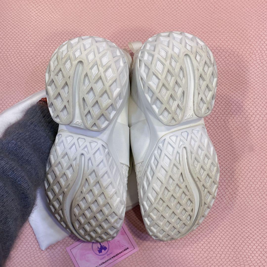 Rv （分類：平底鞋）位於 Hong Kong。 由 missshopaholicbb 提交（商品編號 1064443714，圖片 3）。簡介： Rv shoes 👟 90%new，有塵袋 size 36.5 靚仔新淨如圖，拉去右邊👉會有更多仔細圖片 白色運動休閒鞋👟 超級舒服😌行山返工都無問題而且超好襯😽 Only 2680抵玩過專門店好多。