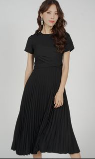 (Category: ) located in . Submitted by clearmywardrobe17 (Listing ID 1064656986, Image 1). Description: .