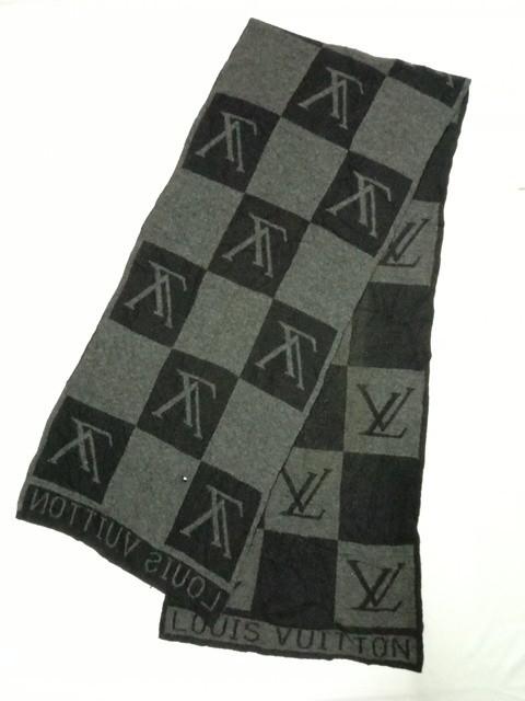 Louis Vuitton LV Scarf / Mufflee, Men's Fashion, Bags, Belt bags, Clutches  and Pouches on Carousell