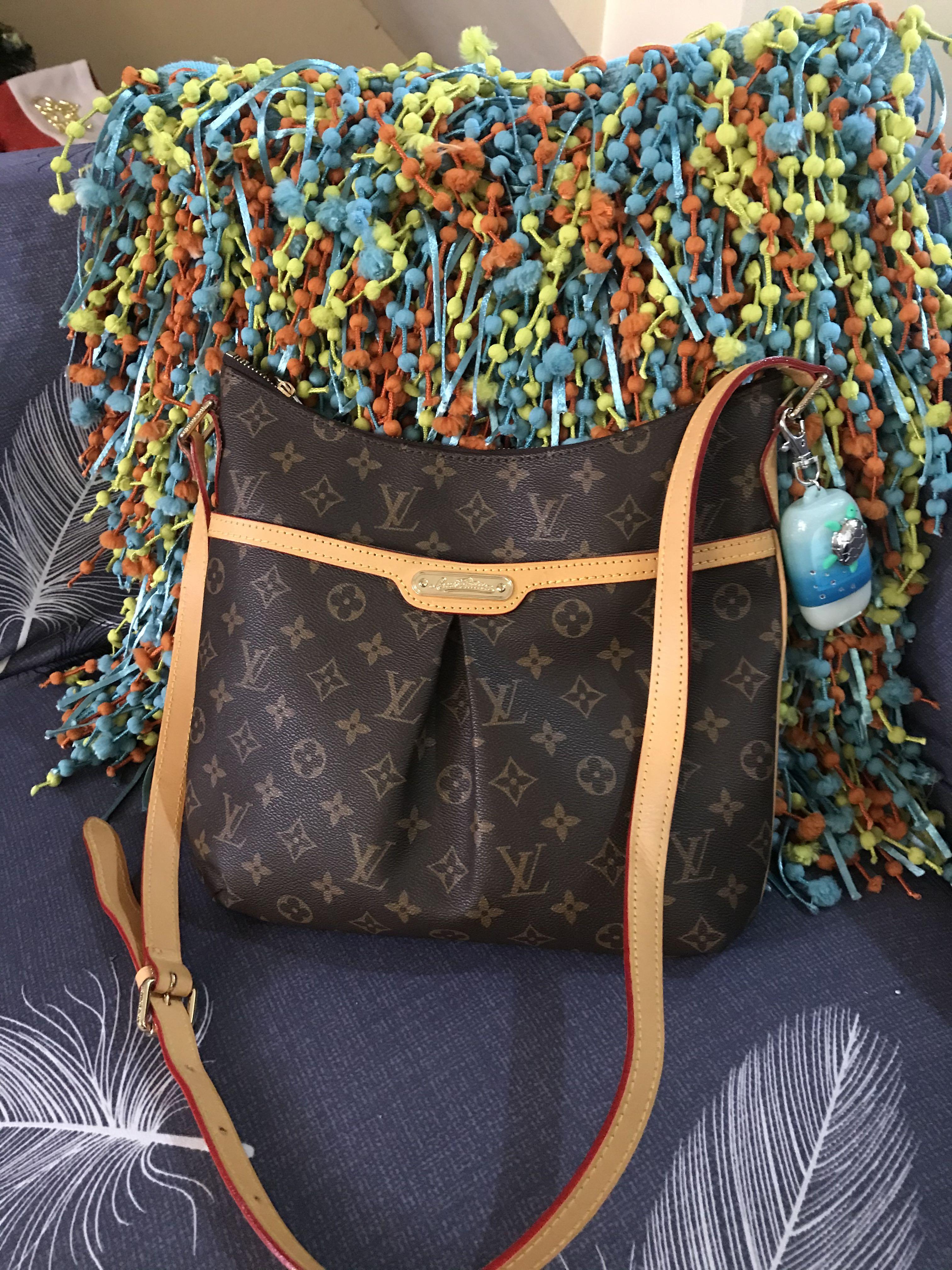 Repriced!! Louis Vuitton Bloomsbury in Monogram, Luxury, Bags & Wallets on  Carousell