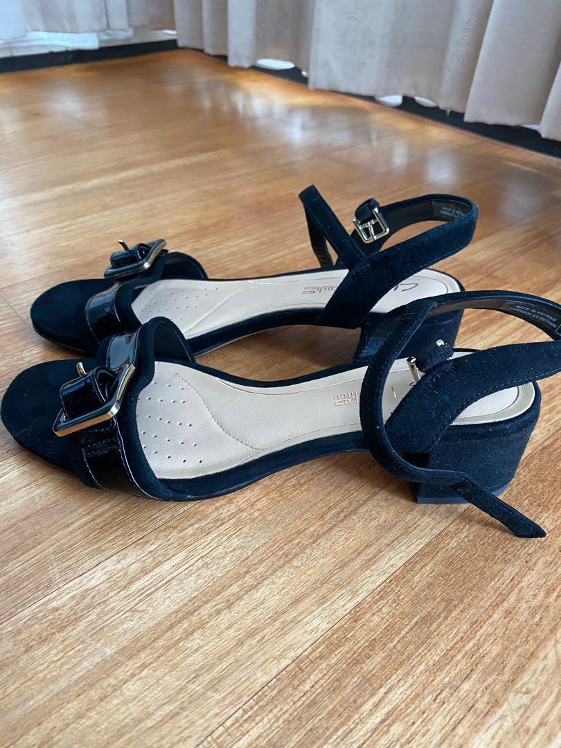 clarks low heel sandals