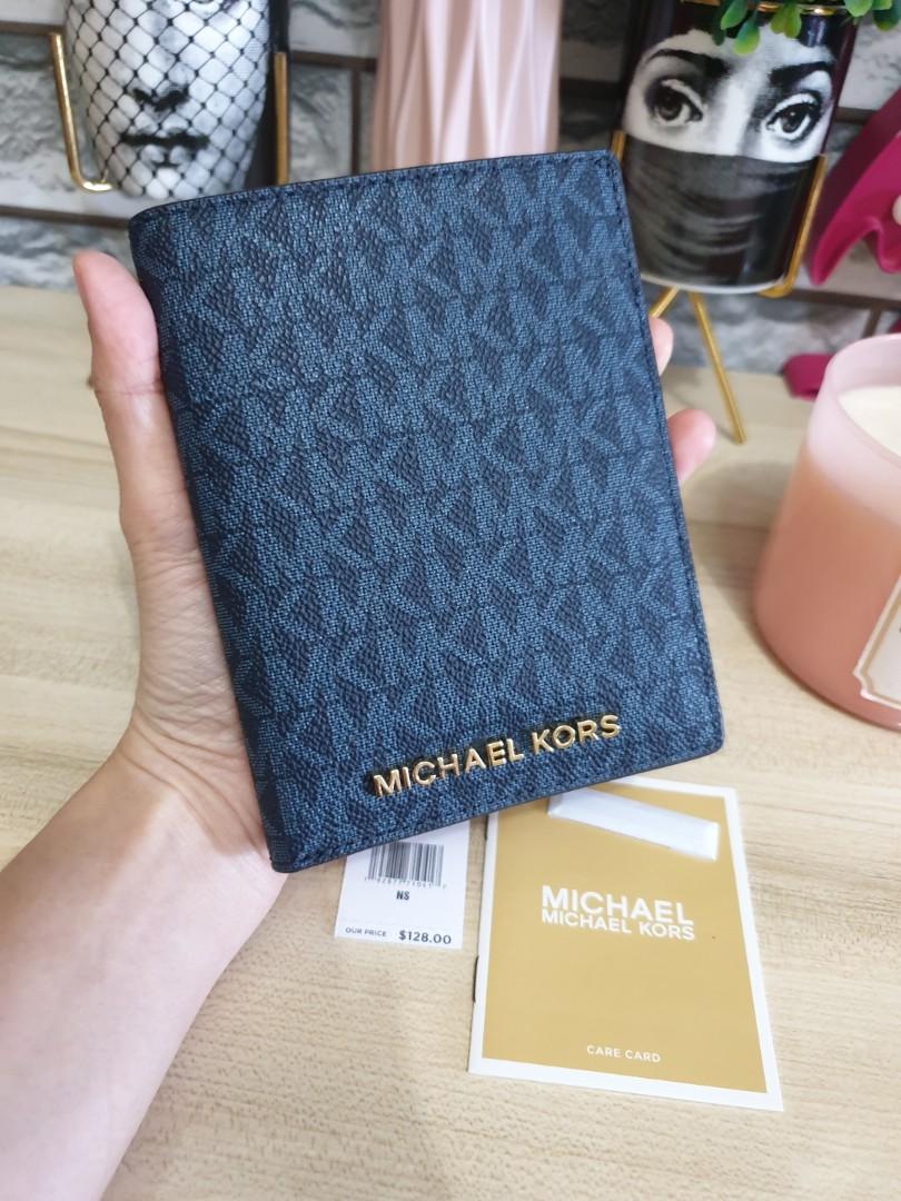 Aprender acerca 90+ imagen michael kors passport holder Abzlocal.mx