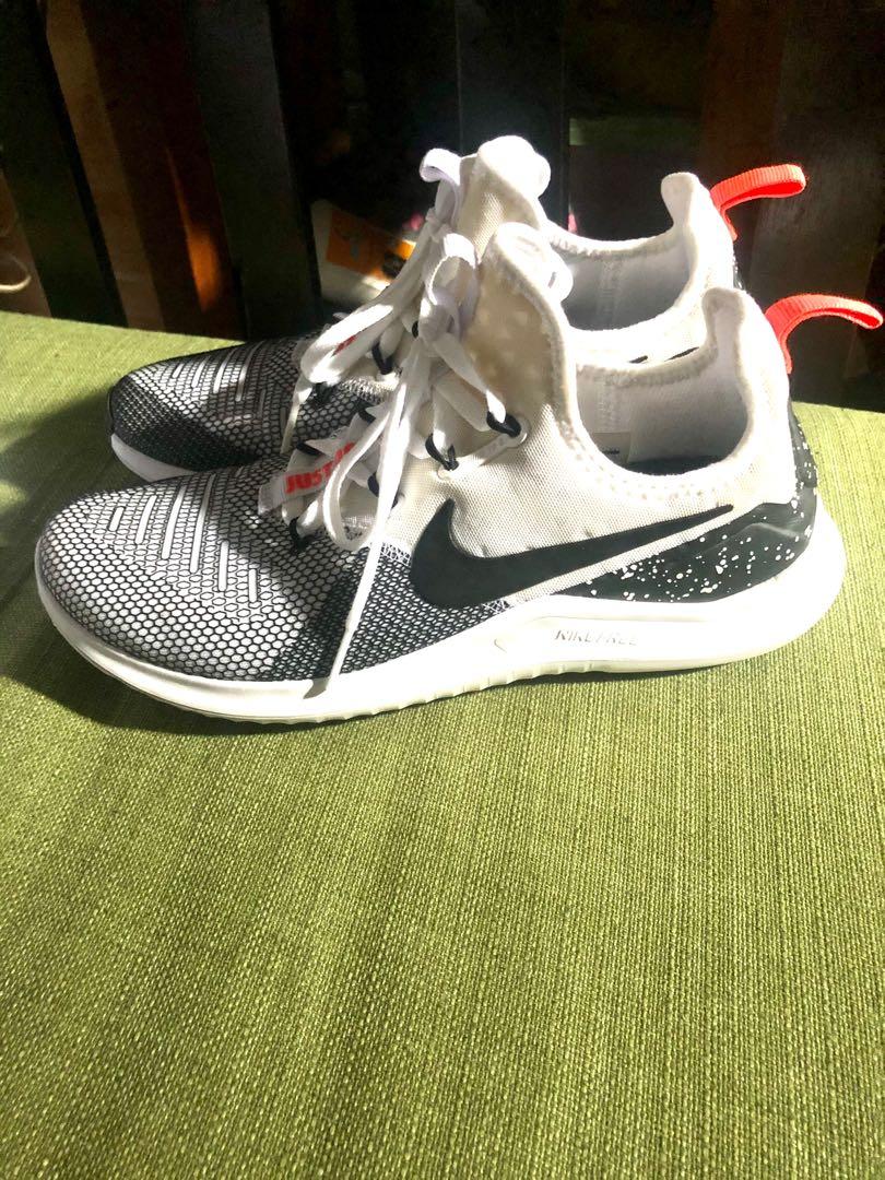 Nike free tr8 white black hot sale total crimson
