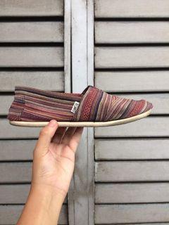 TOMS SLIP-ON